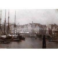 X000128 Altes Bild vom Hamburger Binnenhafen - ein Frachtsegler liegt an den Dalben. | Binnenhafen - historisches Hafenbecken in der Hamburger Altstadt.